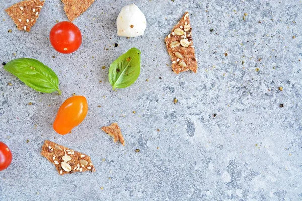 Pequeños Tomates Diferente Variedad Color Encuentran Una Superficie Mármol Gris — Foto de Stock