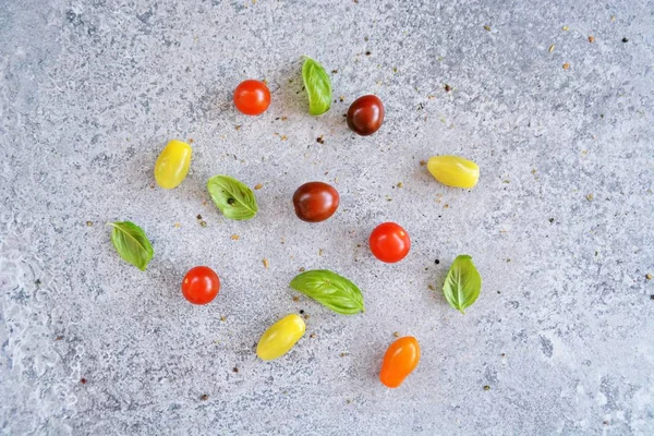 Los Tomates Pequeños Encuentran Junto Con Pimienta Pequeña Las Hojas — Foto de Stock