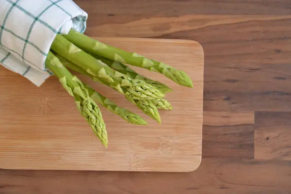 Een Heleboel Verse Groene Ongekookte Asperges Staat Een Donker Houten — Stockfoto