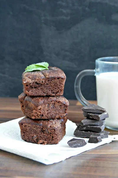 Brownies Recentemente Apoiados Jazem Uma Mesa Madeira Com Pedaços Chocolate — Fotografia de Stock