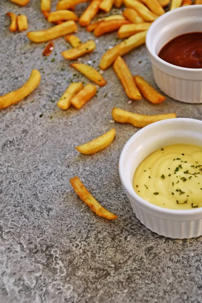 Batatas Fritas Crocantes Com Grãos Sal Marinho Batatas Fritas Especiarias — Fotografia de Stock