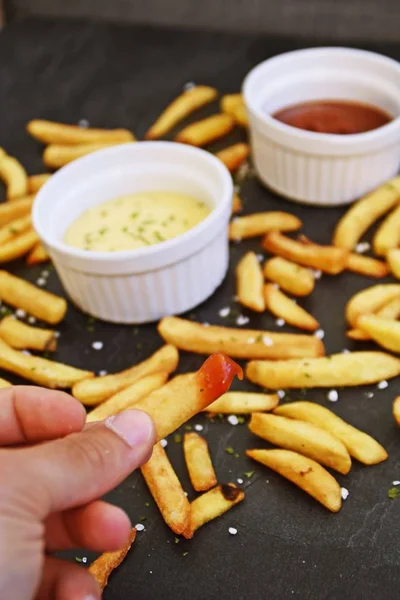 Batatas Fritas Frescas Amarelo Dourado Fritas Uma Tigela Cheia Ketchup — Fotografia de Stock