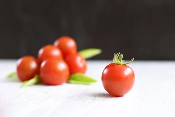 Tomates Cereja Estão Uma Superfície Madeira Brilhante — Fotografia de Stock