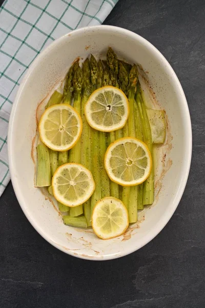 Vers Gekookte Groene Asperges Met Schijfjes Citroen Bespimpeld Met Specerijen — Stockfoto