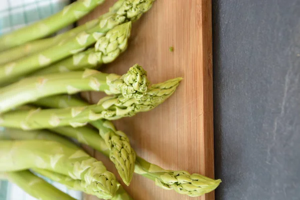 Vele Bars Van Groene Asperges Zijn Ongekookt — Stockfoto