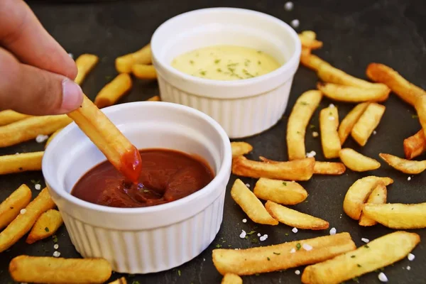 Friss Burgonya Sültkrumpli Aranysárga Sült Tálba Tele Ketchup Szemben Sötét — Stock Fotó