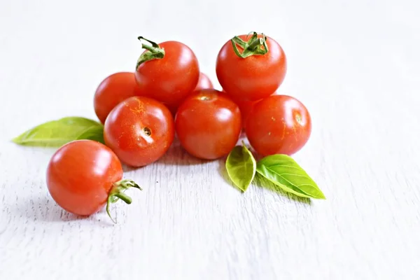 Tomates Cherry Encuentran Una Superficie Madera Brillante —  Fotos de Stock