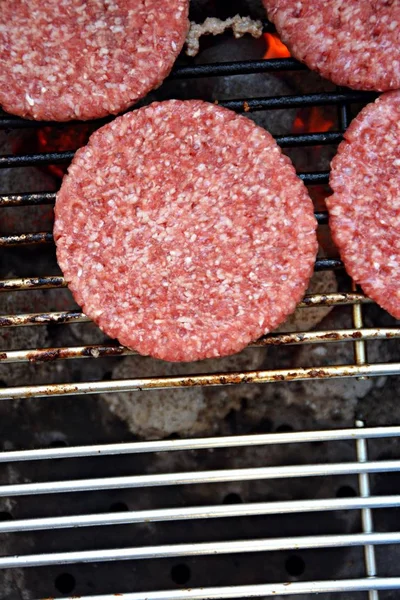 Auf Dem Grill Liegen Halb Gebratene Hackfleischbällchen Für Einen Hausgemachten — Stockfoto