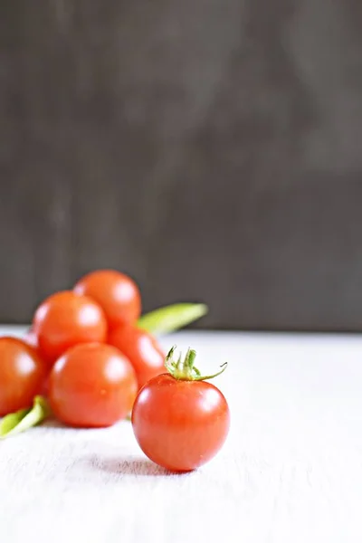 Tomates Cerises Reposent Sur Une Surface Bois Brillant — Photo