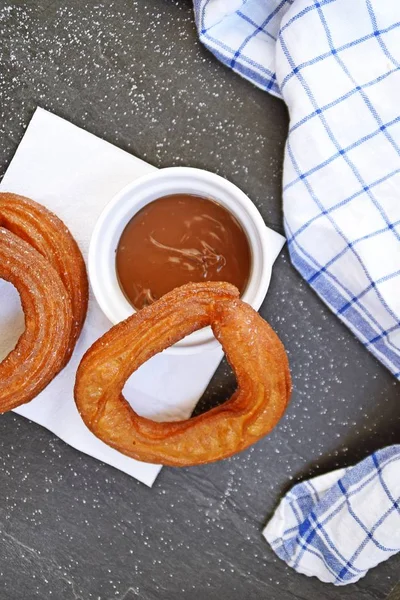 Kahvaltı veya öğleden sonra için yuvarlak churro lezzetli tatlı gıda