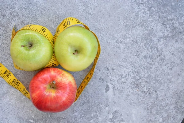 Jablka Zabalená Měřicí Pásky Koncepce Pro Zdravou Hmotnostní Ztrátu Která — Stock fotografie