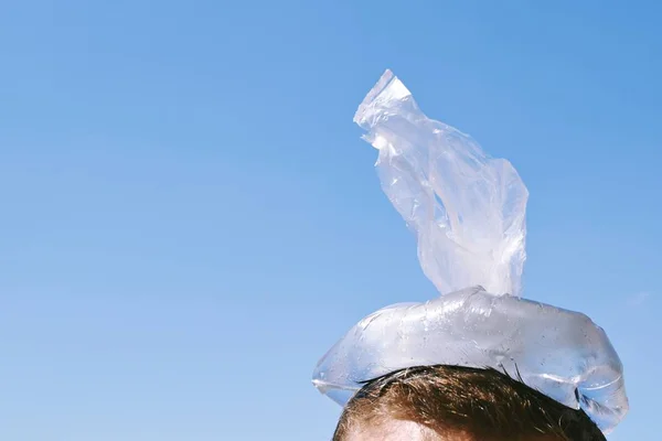 Ένας Άντρας Στα Είκοσι Του Κρυώνει Κεφάλι Του Μια Πλαστική — Φωτογραφία Αρχείου
