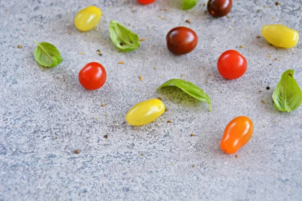 Los Tomates Pequeños Encuentran Junto Con Pimienta Pequeña Las Hojas — Foto de Stock