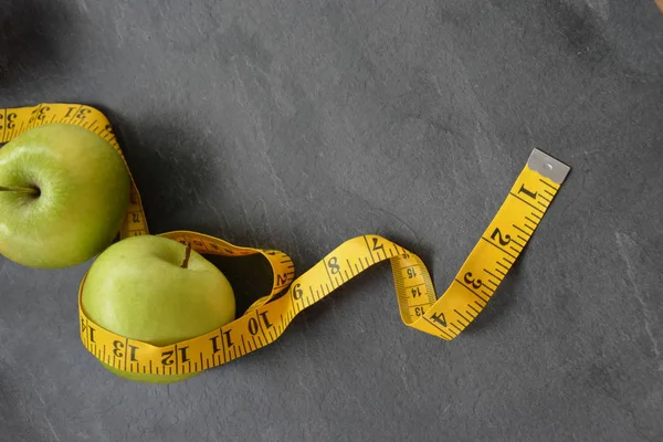 Manzanas Envueltas Una Cinta Métrica Concepto Pérdida Peso Saludable Que —  Fotos de Stock