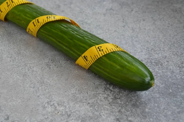 Frisches Knuspriges Gemüse Mit Maßband Umwickelt Auf Einfabrigenem Boden Liegend — Stockfoto
