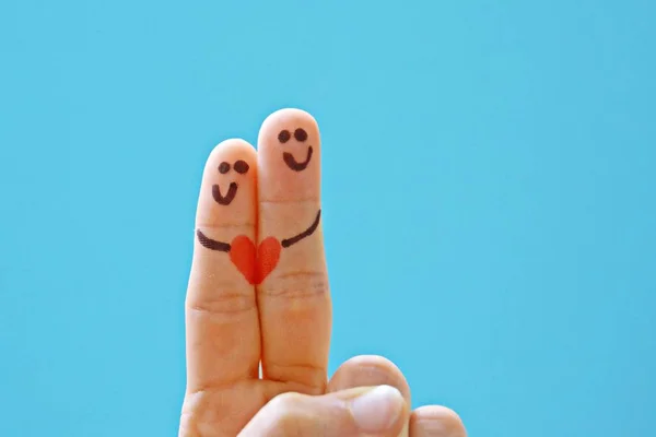 Два Лица Нарисованы Указательном Пальце Средний Палец Одной Руки Сердце — стоковое фото