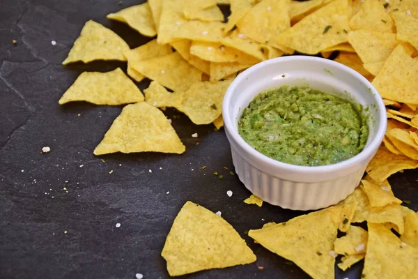 Mörk Marmor Yta Finns Hög Med Nachos Med Salt Bredvid — Stockfoto