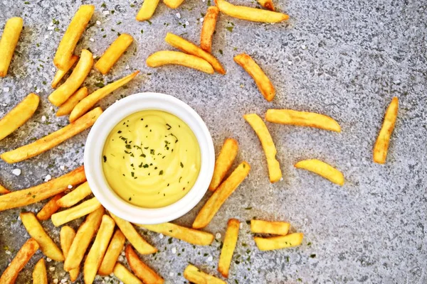 Knusprig Gebratene Pommes Frites Auf Grauer Marmoroberfläche Mit Meersalzkörnern Und — Stockfoto