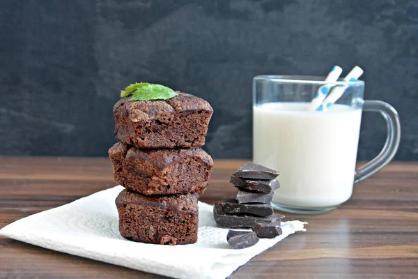 Brownies Recentemente Apoiados Jazem Uma Mesa Madeira Com Pedaços Chocolate — Fotografia de Stock