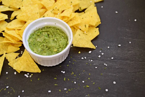 Mörk Marmor Yta Finns Hög Med Nachos Med Salt Bredvid — Stockfoto