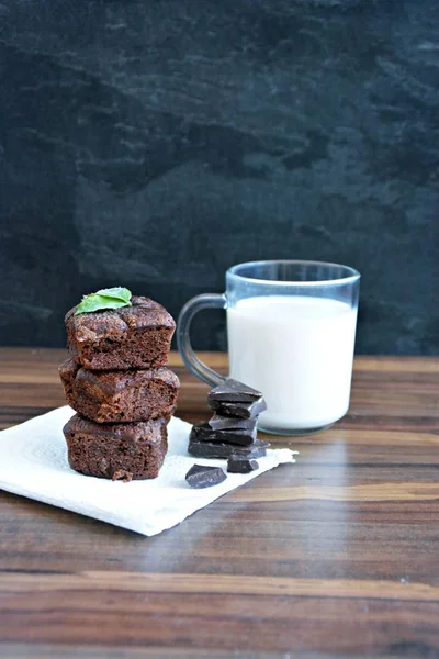 Des Brownies Frais Sont Posés Sur Une Table Bois Avec — Photo