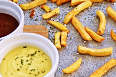 Deniz tuzu taneleri ve patates kızartması baharat ile gevrek kızarmış patates kızartması 