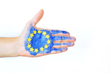 Bir kişi bulutlu bir gökyüzü önünde elini tutuyor , el sarı kağıt yıldız ile Avrupa Birliği renkleri ile boyanmıştır - kavram ab ve oy özgürlüğü kutlamak için