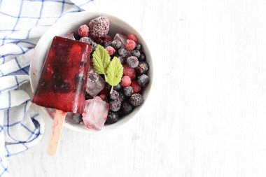 Çilek ve nane yaprakları ile yabani çilek Ev yapımı popsicles - ferahlatıcı sağlıklı organik buz 