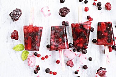 Yabani çilek ev yapımı popsicles , ferahlatıcı sağlıklı organik buz  
