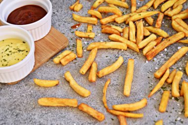 Deniz tuzu taneleri ve patates kızartması baharat ile gevrek kızarmış patates kızartması 