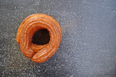 Kahvaltı veya öğleden sonra için yuvarlak churro lezzetli tatlı gıda