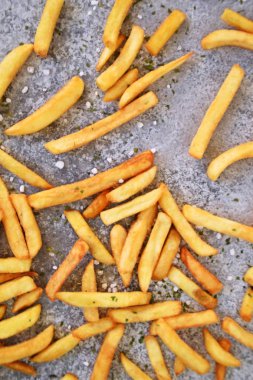 Deniz tuzu taneleri ve patates kızartması baharat ile gevrek kızarmış patates kızartması 