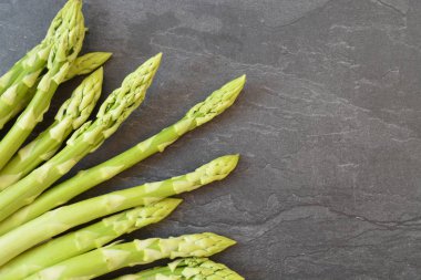 Yeşil kuşkonmaz birçok bar pişmemiş 