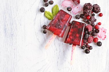 Çilek ve nane yaprakları ile yabani çilek Ev yapımı popsicles - ferahlatıcı sağlıklı organik buz 