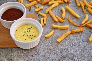 Deniz tuzu taneleri ve patates kızartması baharat ile gevrek kızarmış patates kızartması 