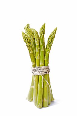 Taze yeşil pişmemiş kuşkonmaz bir demet  