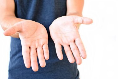 Elleriyle jest yapan yirminci orta adamın gövdesindeki fotoğraf