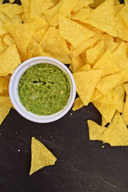 Lezzetli ve taze tuzlu atıştırmalık, taze guacamole