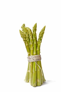 Taze yeşil pişmemiş kuşkonmaz bir demet  