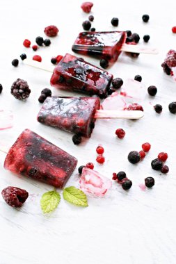 Yabani çilek ev yapımı popsicles , ferahlatıcı sağlıklı organik buz  
