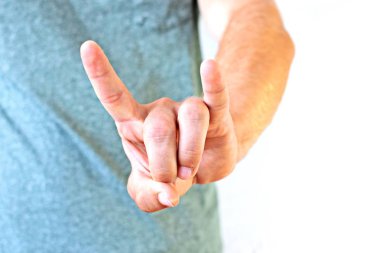 Genç bir adam avuçlarını gösterir - farklı ülkelerde farklı anlamlara sahip bir jest, adamın ellerine odaklanarak