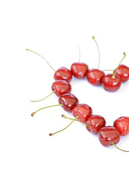 Bir görünüm kiraz beyaz bir arka plan üzerinde yalan - yeşil taze kiraz ile kavram