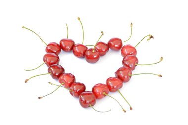 Bir görünüm kiraz beyaz bir arka plan üzerinde yalan - yeşil taze kiraz ile kavram