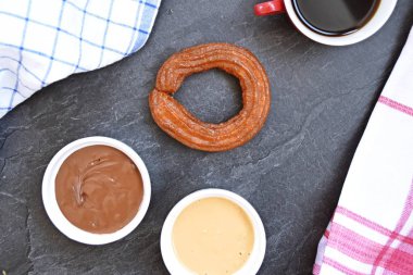 Kahvaltı veya öğleden sonra için yuvarlak churro lezzetli tatlı gıda