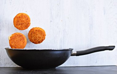 Üç Camembert sert bir yüzey üzerinde duruyor siyah bir tava üzerinde sinek - kavramı taze kavrulmuş neredeyse sıvı Camembert kabuklu ekmek ile