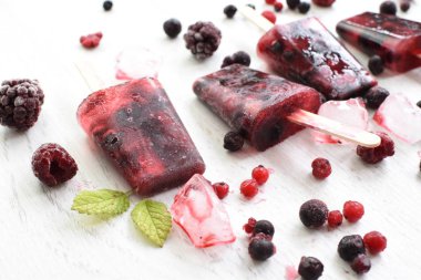 Yabani çilek ev yapımı popsicles , ferahlatıcı sağlıklı organik buz  