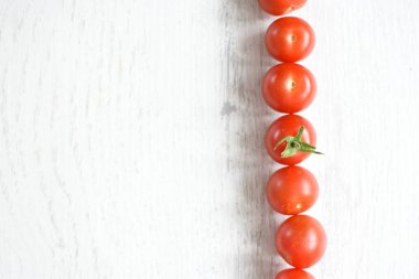 kiraz domates parlak ahşap bir yüzey üzerinde yalan 