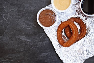Kahvaltı veya öğleden sonra için yuvarlak churro lezzetli tatlı gıda