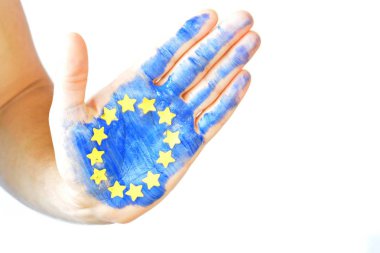 Bir kişi bulutlu bir gökyüzü önünde elini tutuyor , el sarı kağıt yıldız ile Avrupa Birliği renkleri ile boyanmıştır - kavram ab ve oy özgürlüğü kutlamak için