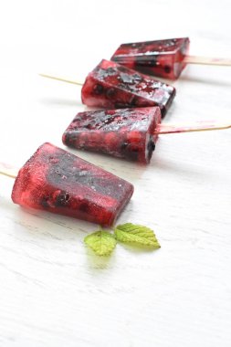 Çilek ve nane yaprakları ile yabani çilek Ev yapımı popsicles - ferahlatıcı sağlıklı organik buz 